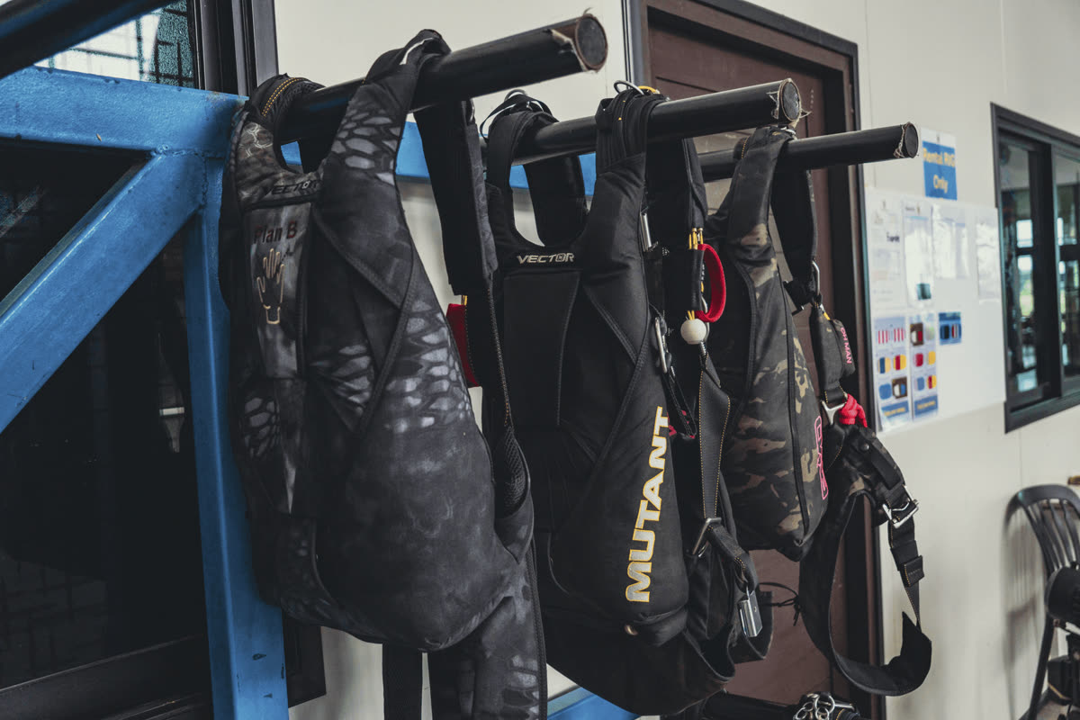 Skydiving parachute rigs and equipment